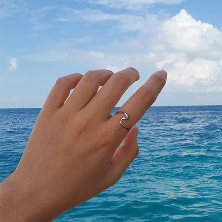 Minimalistic Ocean Wave Ring