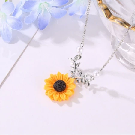 Zinc Alloy Sunflower Pendant Necklace With Leaves